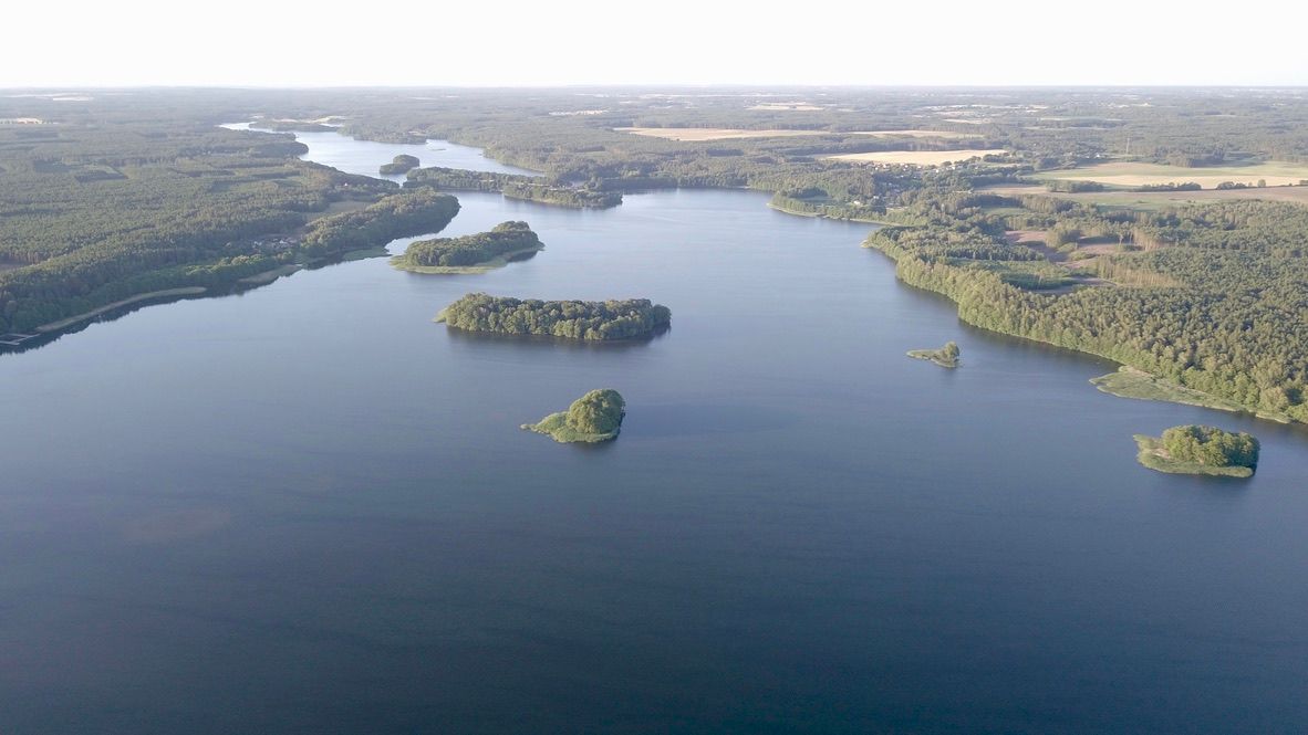 Panorama jezior z chainą wysp pokrytych lasem